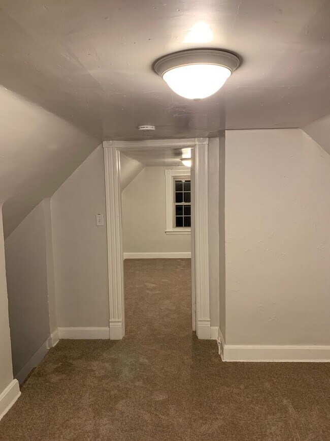 Building Photo - 2 or 3 bedroom Full Remodeled