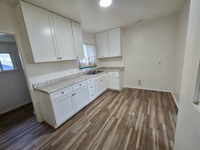 Building Photo - 3 Bedroom, 1 1/2 Bath Remodeled House for ...