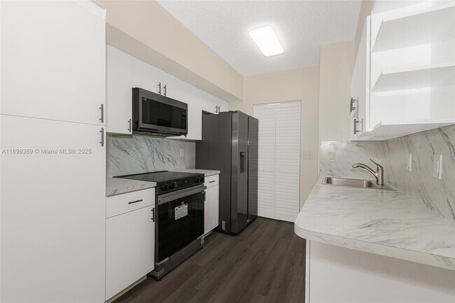 Building Photo - 3211 Sabal Palm Manor