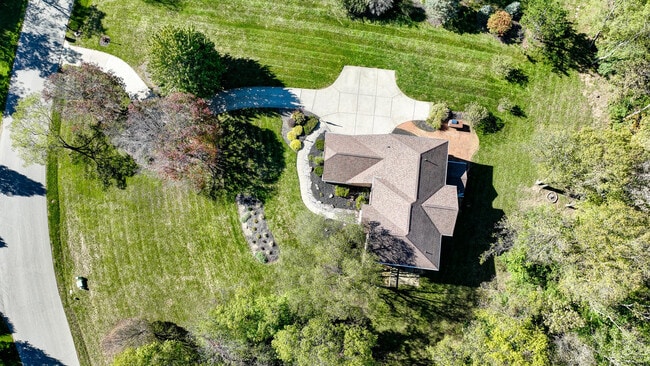 Building Photo - 1900 Coachtrail Dr