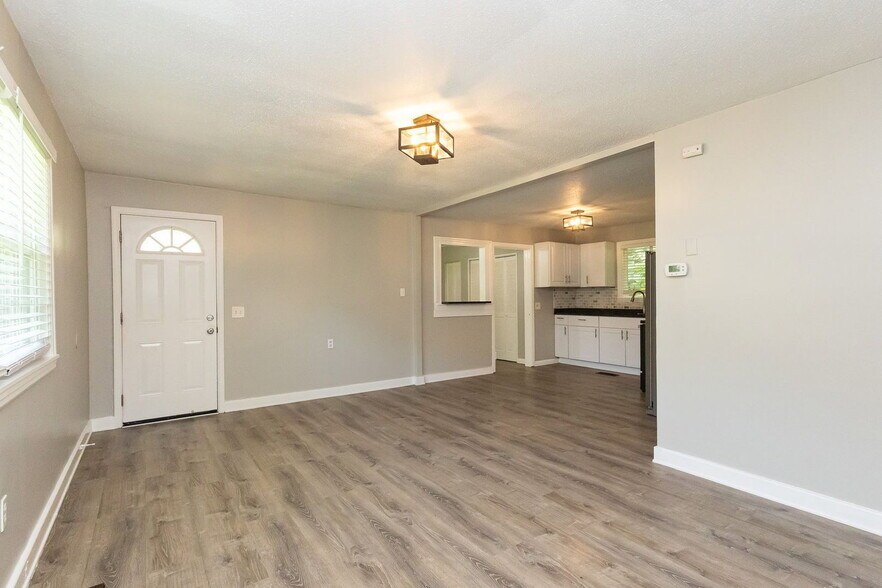 Building Photo - 1635 Dogwood Dr