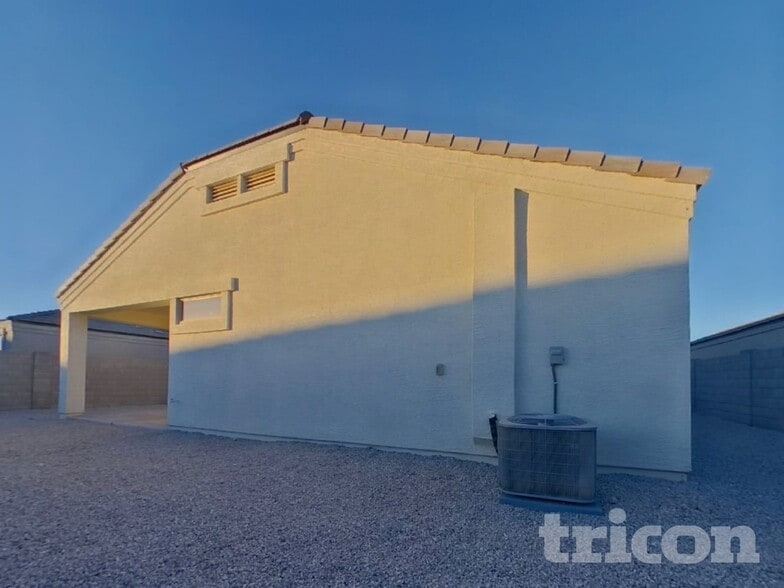 Building Photo - 30094 W Clarendon Ave