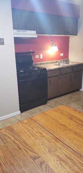 Building Photo - 4327 Lindenwood Dr