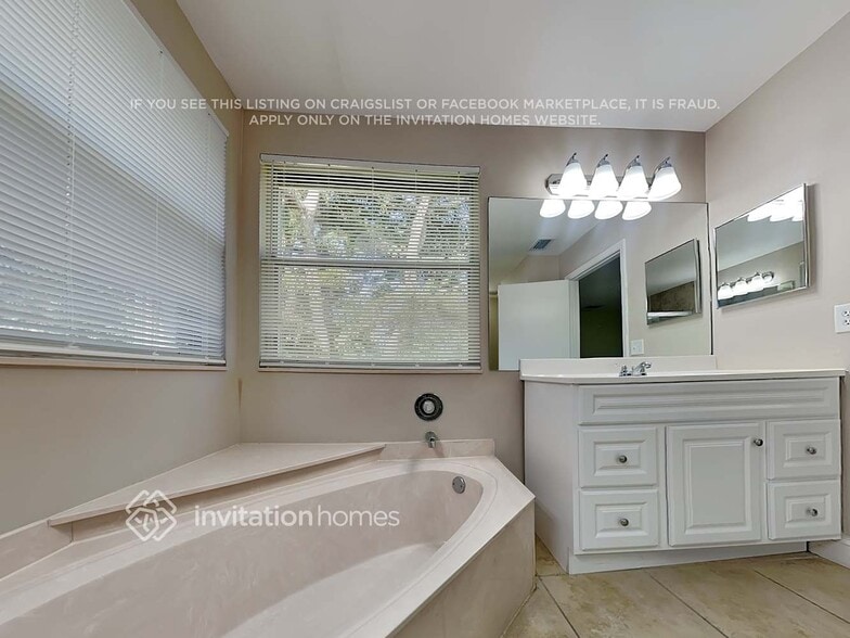 Building Photo - 450 SW 182nd Way