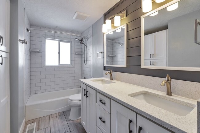 Building Photo - Simmons Duplex