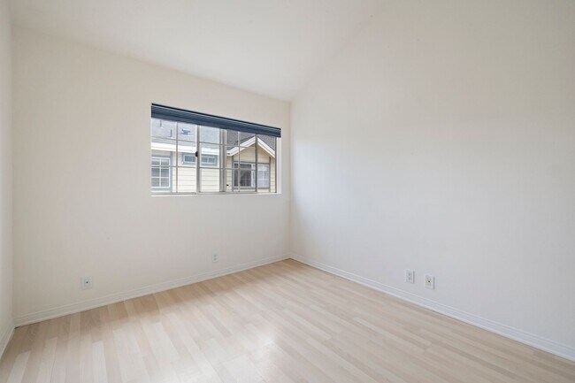Building Photo - Beautiful 3-bedroom, 2.5-bath tri-level to...