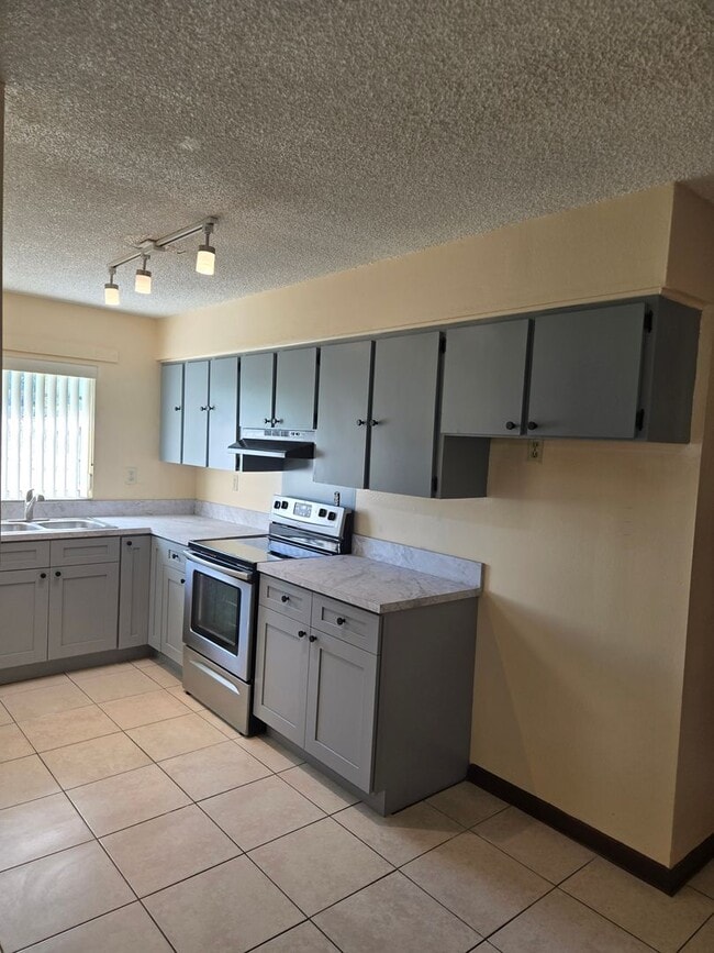 Building Photo - SPACIOUS 2 BEDROOM 1 BATH DUPLEX LOCATED I...