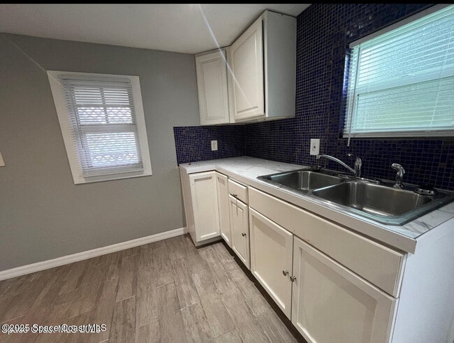 Building Photo - 329 Pine Ave