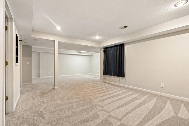 Building Photo - Updated 3-Bedroom Townhome in Ideal Location