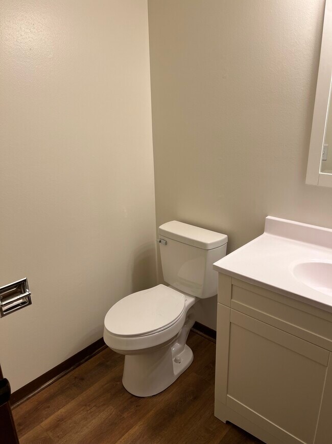 Building Photo - 5552 Cresthaven Ln