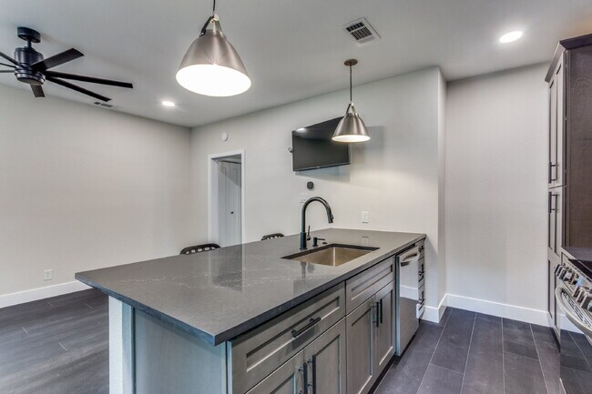 Building Photo - 2823 W Cantey St