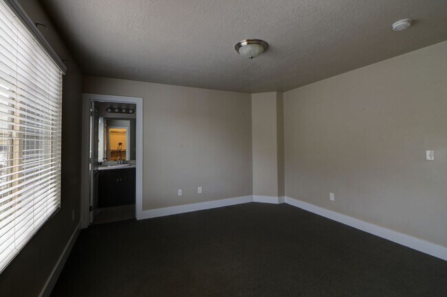 Building Photo - 3 bedroom Ivory Ridge Townhome