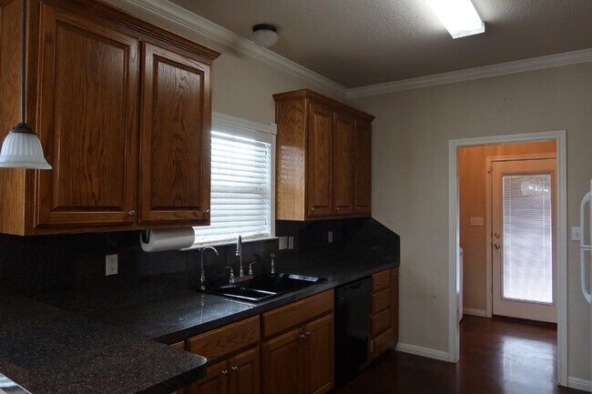 Building Photo - Charming 3-Bedroom Home with 2 Full Baths in Waco, TX - Perfect for Your Family!
