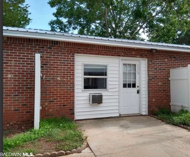 Building Photo - 1616 N Cedar St