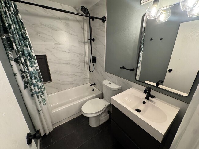 Building Photo - Aurora Townhome Right on the Golf Course
