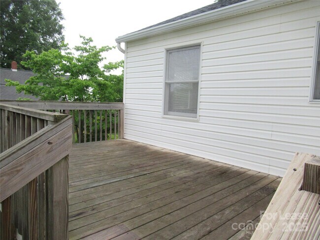 Building Photo - 106 E Klutz St