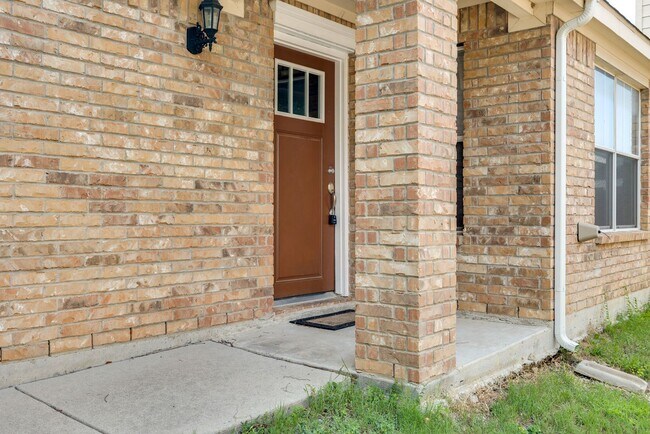 Building Photo - Great location. 4 bedrooms plus an office!