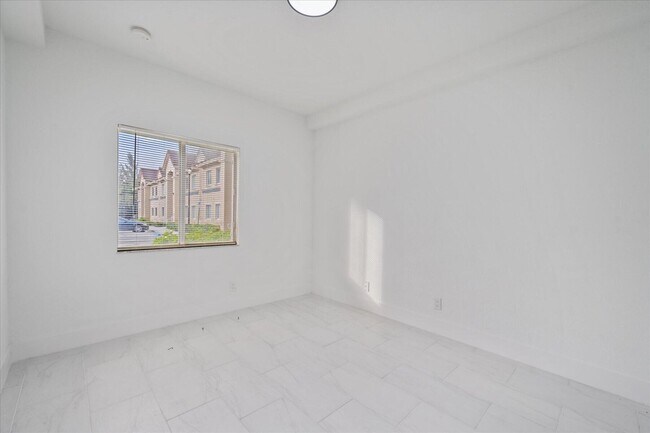 Building Photo - 1165 Golden Lakes Blvd