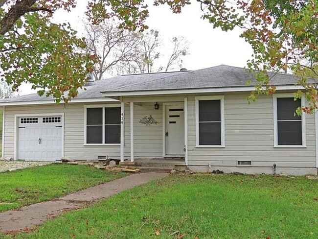 Building Photo - PRE-LEASE AUG 2026! Charming 2 Bed Cottage...