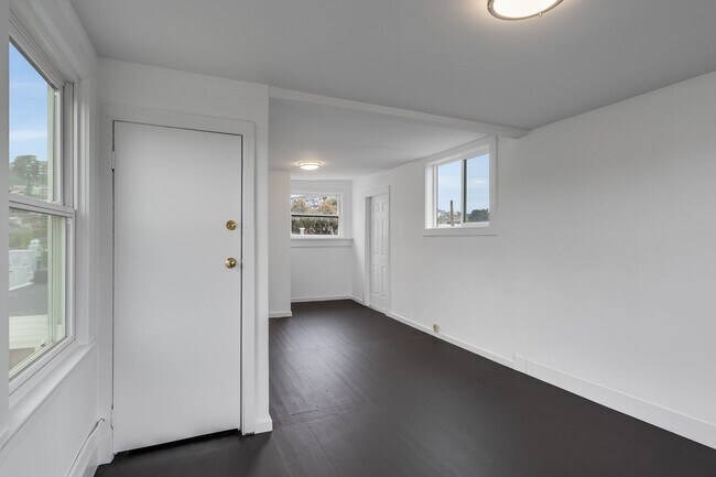 Building Photo - Newly remodeled top floor, pet friendly 1B...