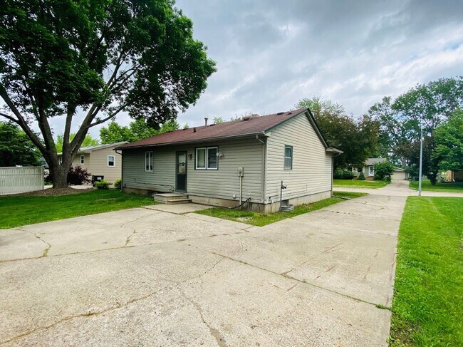 Building Photo - NEWLY REMODELED RANCH!! - 3 Bedroom, 1 Bath Home in Ankeny