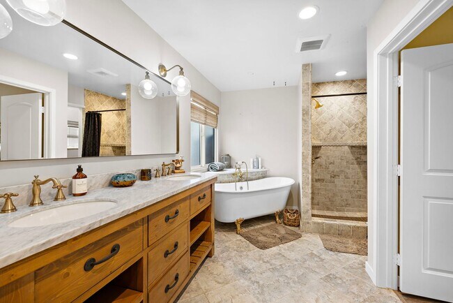 Building Photo - Beautifully Remodeled Rossmoor Home in a P...