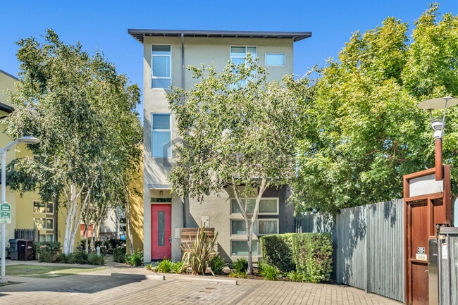 Building Photo - 6 South Ct