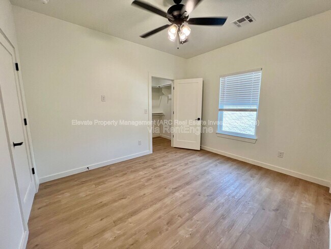 Building Photo - 216 E Hurd St