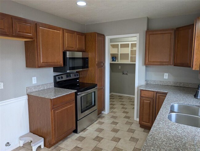 Building Photo - 16904 Meadow Lake Cir