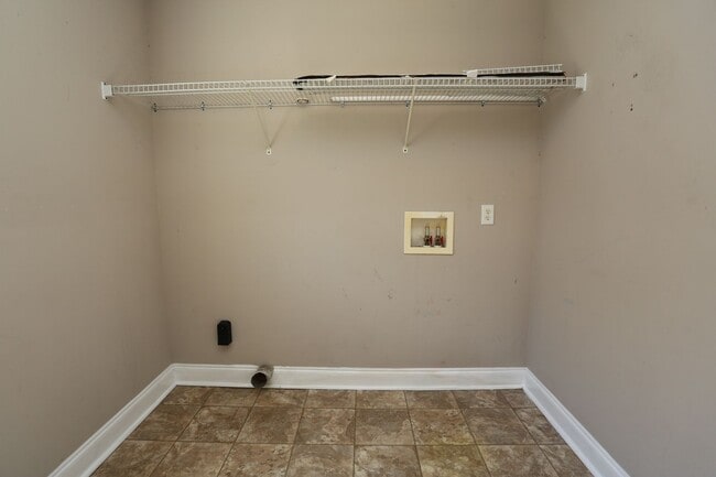 Building Photo - 3 Bedroom House close to Town!