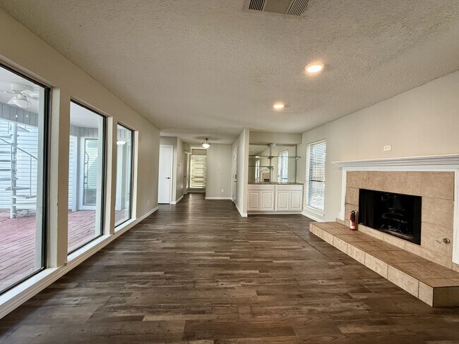 Building Photo - 5040 Thunder Rd