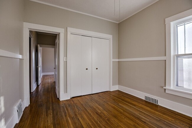 Building Photo - Two Bedroom House with Detached Garage