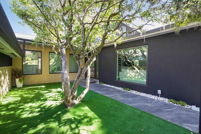 Building Photo - 511 S Riverhills Dr