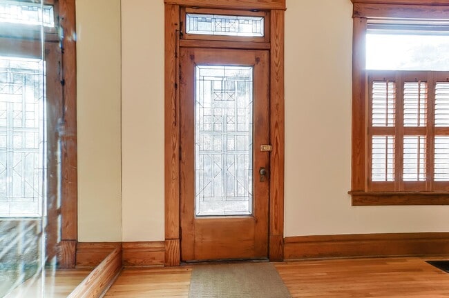 Building Photo - 557 S Grant Ave