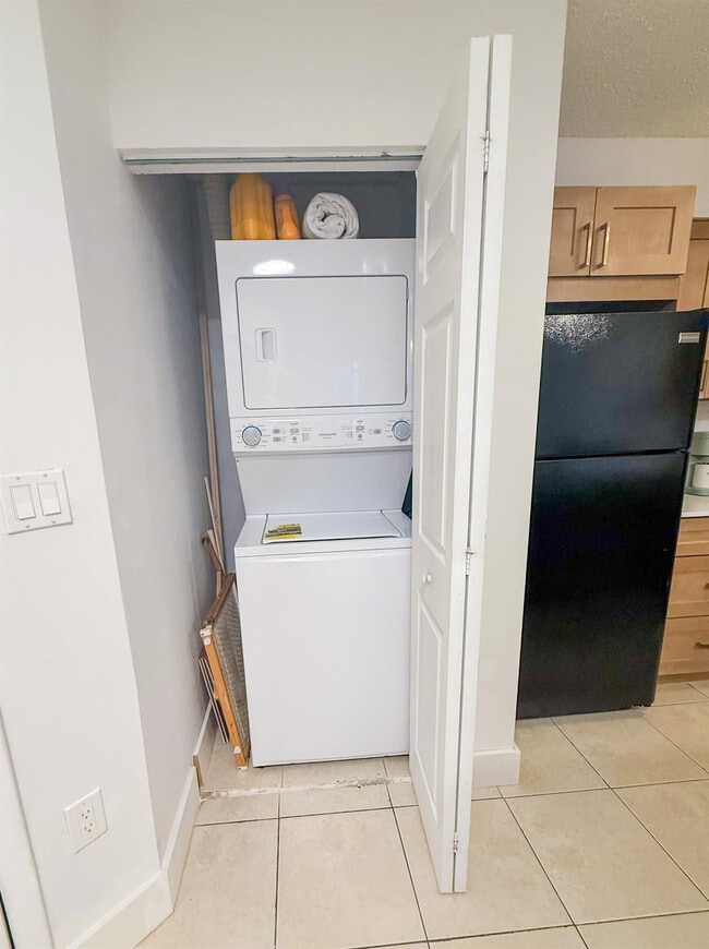 Building Photo - 2445 SW 18th Terrace