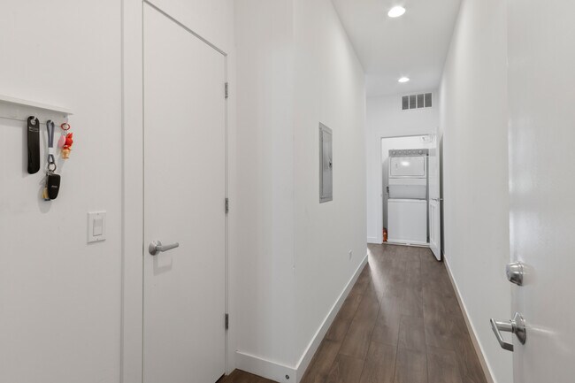 Building Photo - 1507 N Westerm-206