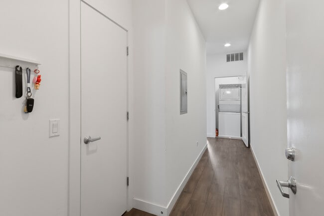 Building Photo - 1507 N. Western-302