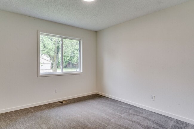 Building Photo - Completely renovated 4 bedroom, 3 bathroom...