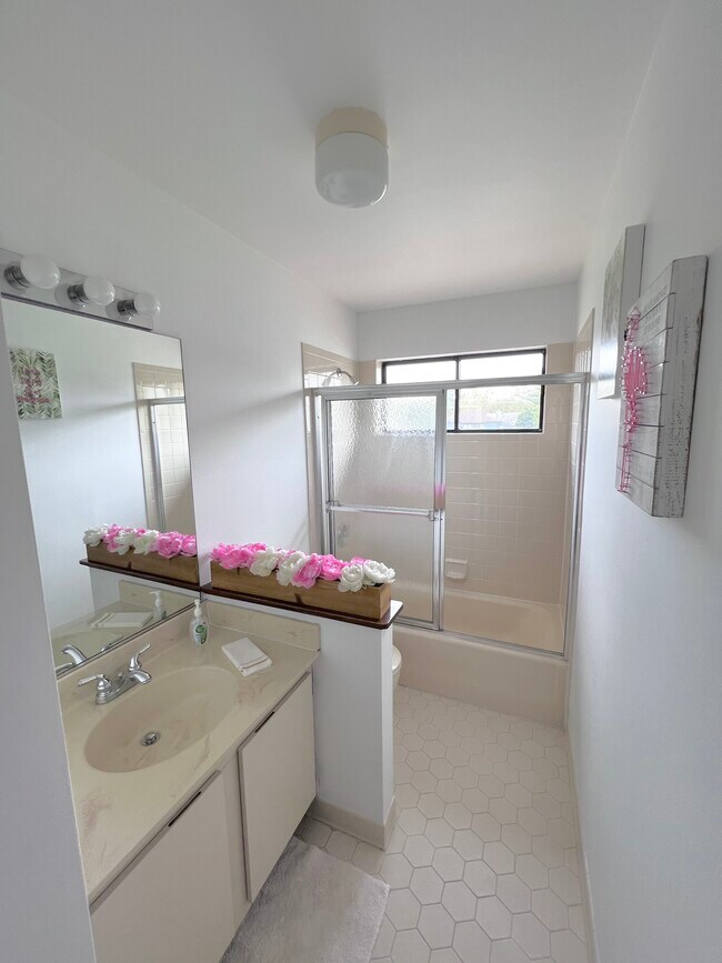 Building Photo - 15 Lantern Cir