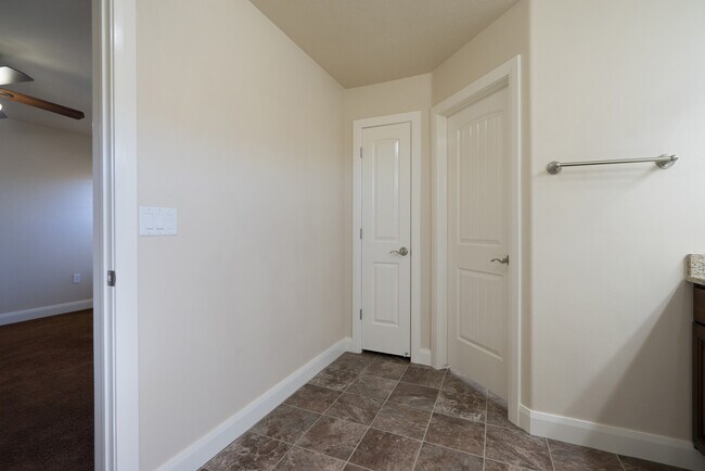 Building Photo - 986 Camel Springs Dr
