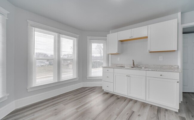 Building Photo - 396 S Hickory St