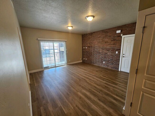 Building Photo - GORGEOUS Downtown Unit!!!