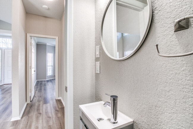 Building Photo - 641 Raintree Cir