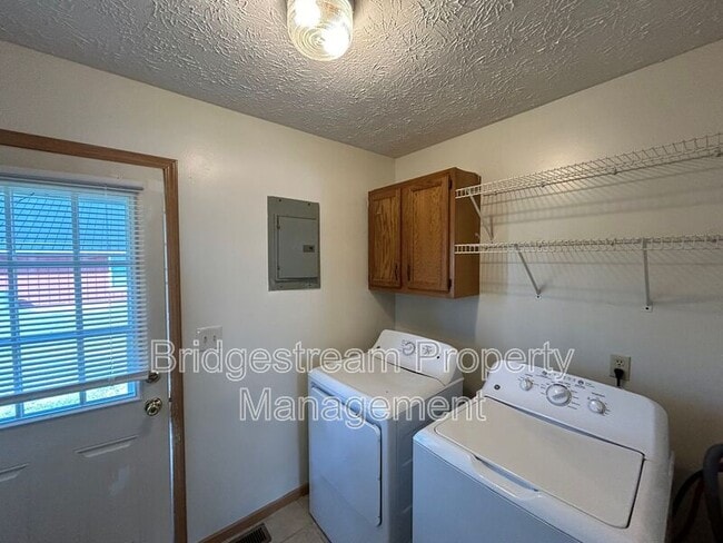 Building Photo - 214 Woodsview Dr