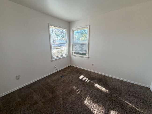 Building Photo - 2111 Pearson Dr