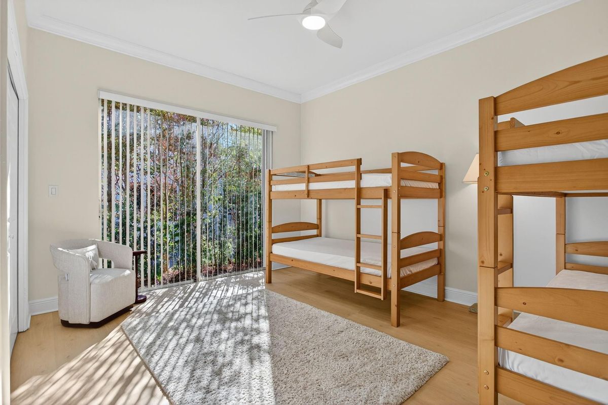 Building Photo - 513 S Riverside Dr