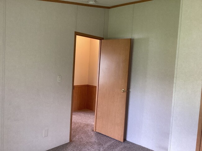 Building Photo - Three Bedroom House