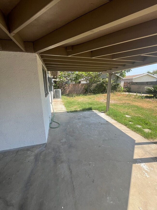 Building Photo - Lovely 3 Bedroom 1 Bath House with Garage