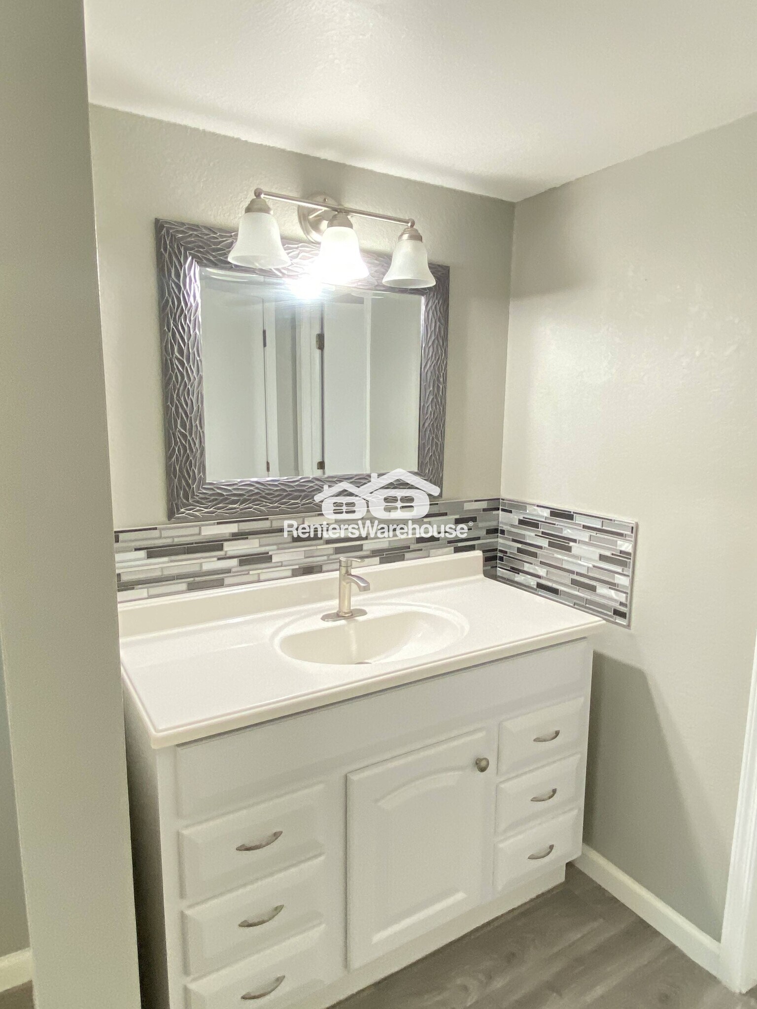 Building Photo - 633 W Southern Ave