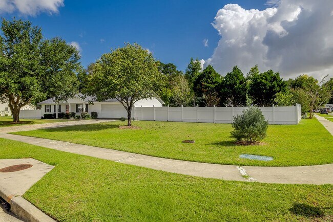 Building Photo - Updated 3BR Home with Fenced Yard in the H...